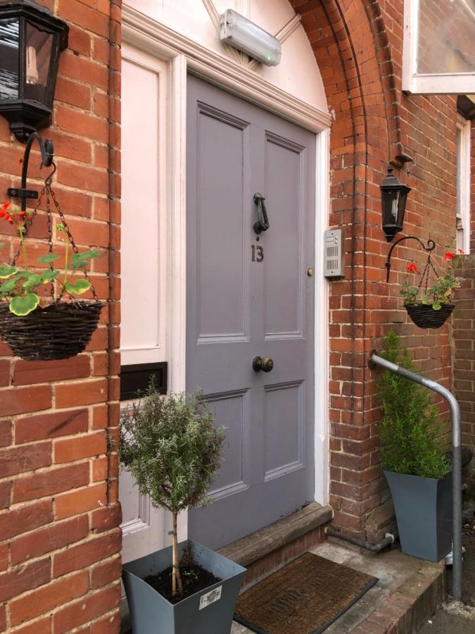 Canterbury Accommodations With Free Car Park Onsite And High Speed Wifi Buitenkant foto